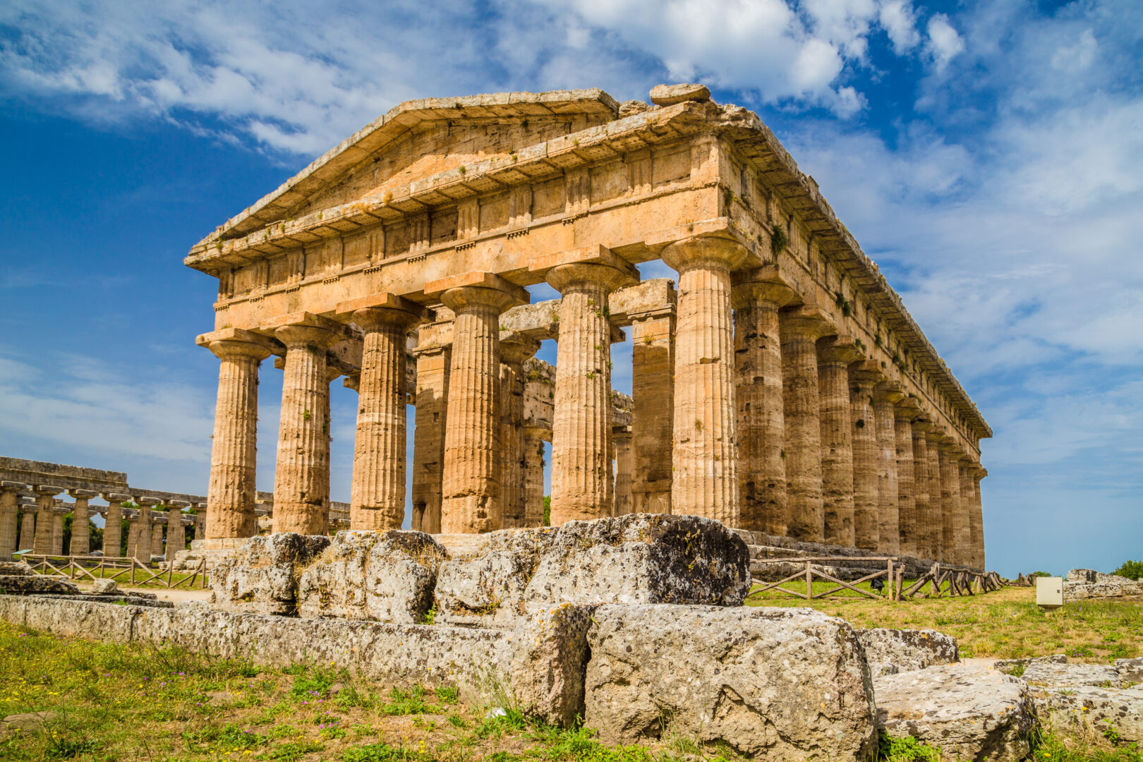Tempel der Hera an der berühmten archäologischen Stätte von Paestum, die zum UNESCO-Weltkulturerbe gehört, Reise nach Kalabrien, Italien