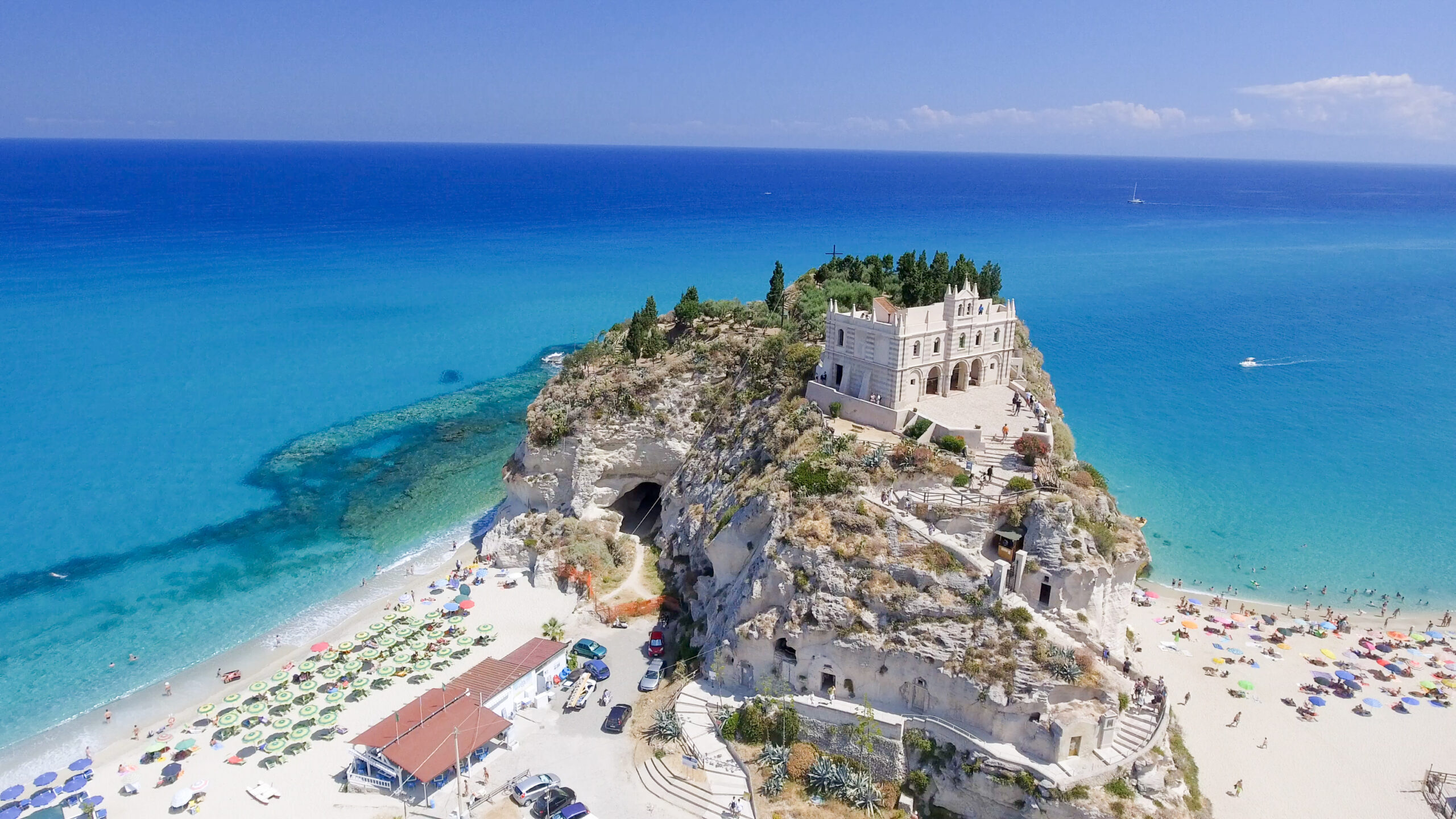 Luftaufnahme des Klosters Santa Maria dell'Isola in Tropea. Reise nach Kalabrien in Italien