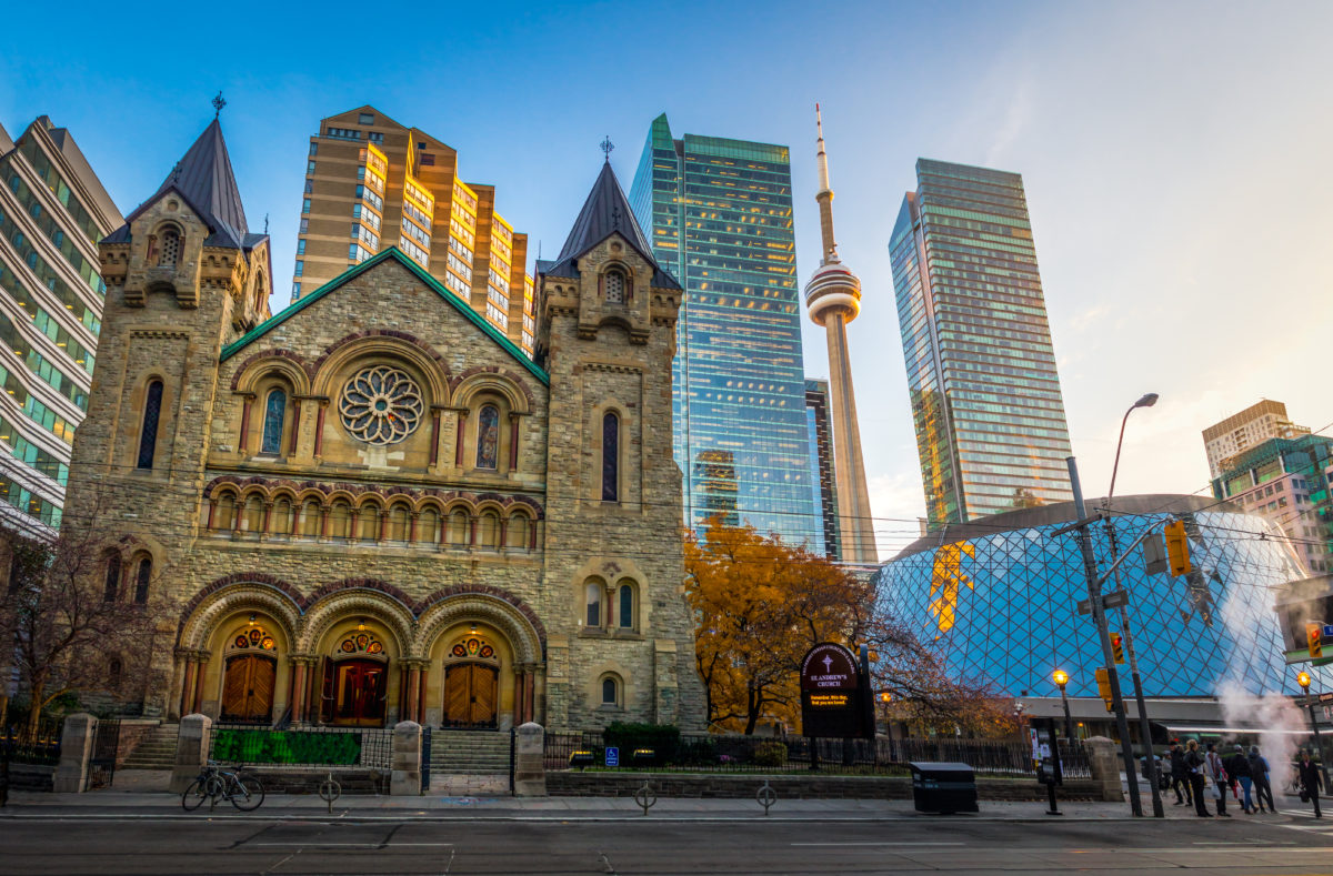St Andrew's Church und CN Tower in Toronto, Ontario, Kanada