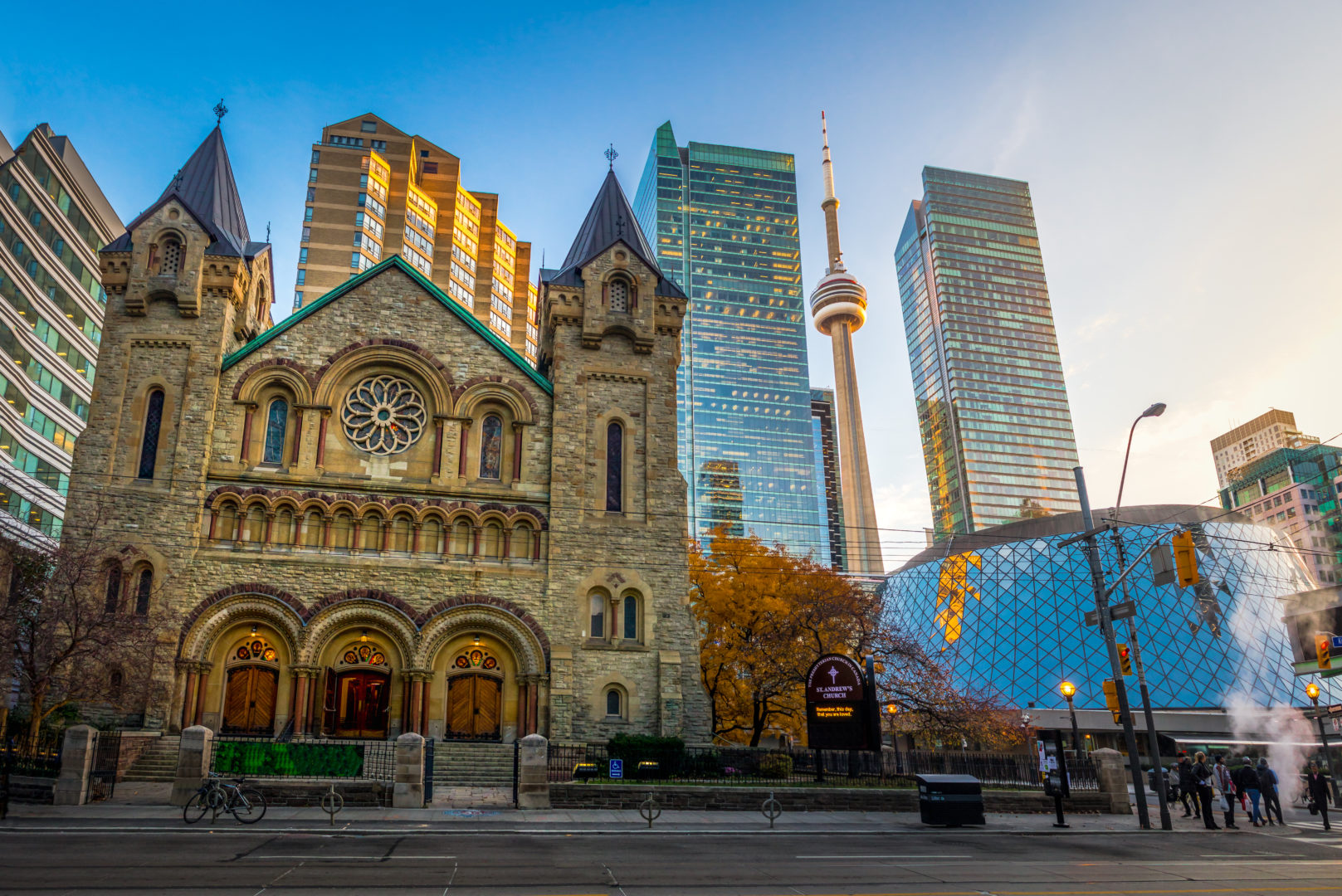 St Andrew's Church und CN Tower in Toronto, Ontario, Kanada