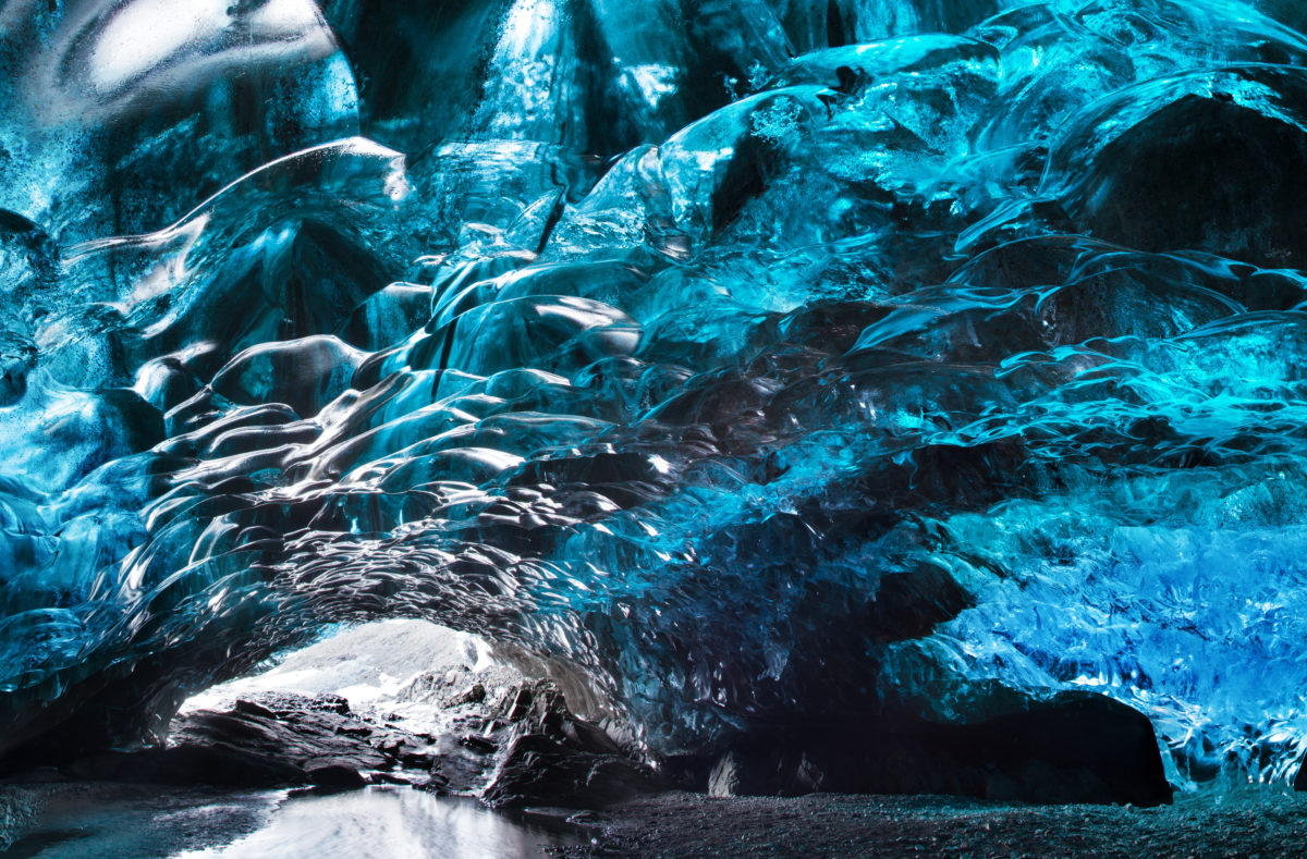 Eishöhle aus blauem Kristall und unterirdischer Fluss in Skaftafell in Island