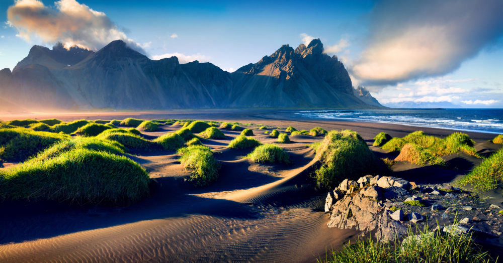  Schwarze Sanddünen in Stokksnes an der Südostküste Islands mit Vestrahorn