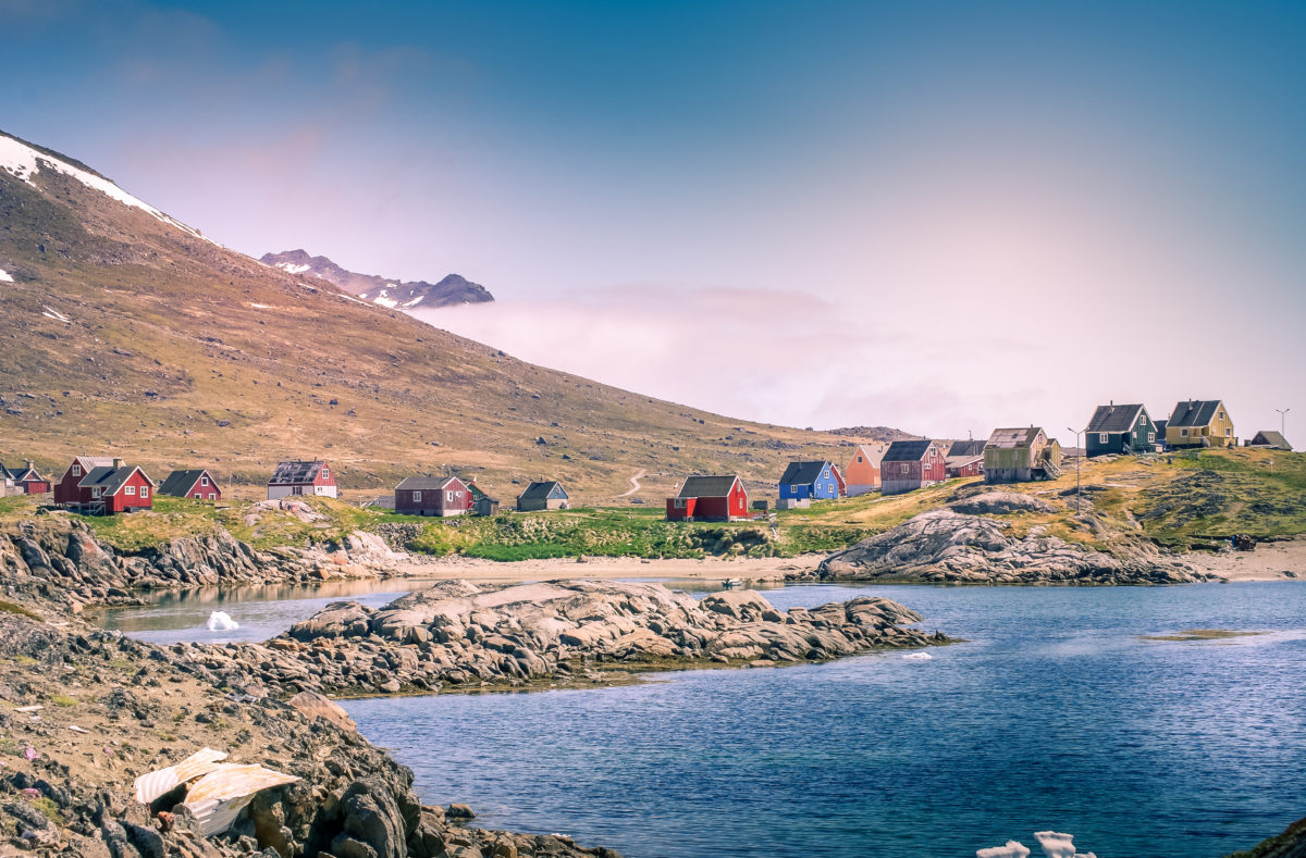 Longyearbyen und die bunten Häuser eines Inuit-Dorfes, Spitzbergen, Norwegen