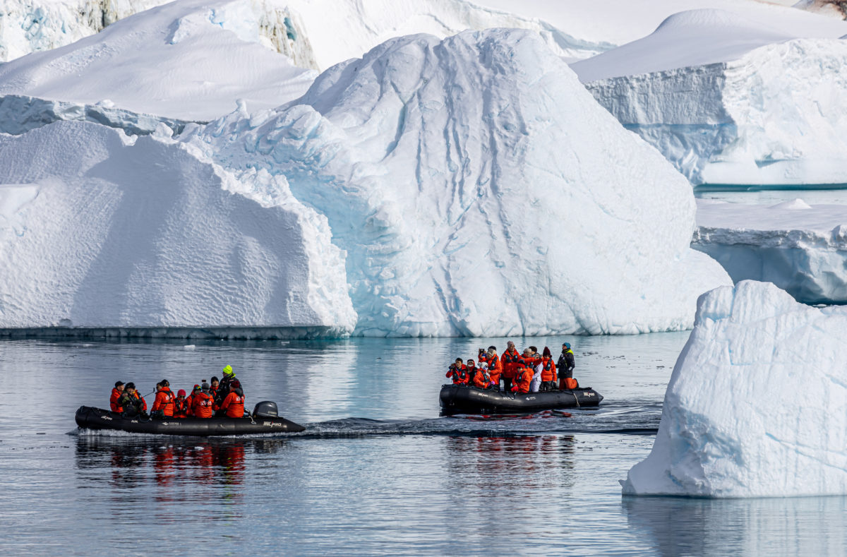 Zodiac-Tour durch die Eisberge der Antarktis