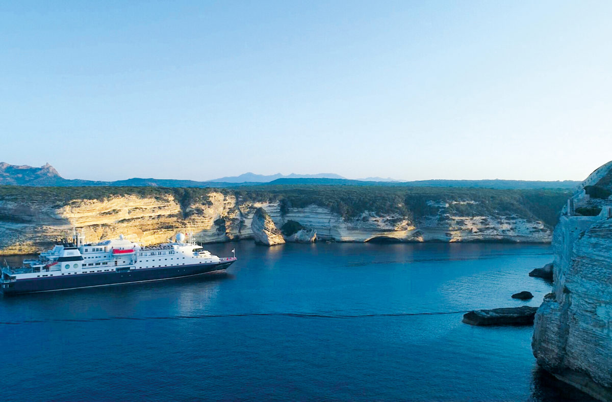 Kreuzfahrtschiff auf Korsika