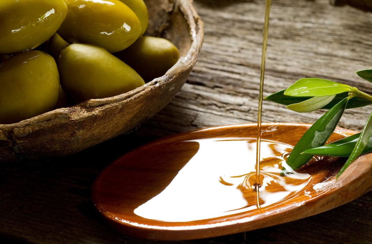 Auf einer Rundreise durch Apulien mit Olivenöl probieren