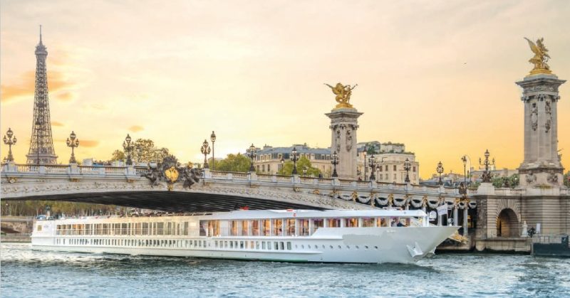 Kreuzfahrtschiff auf der Seine