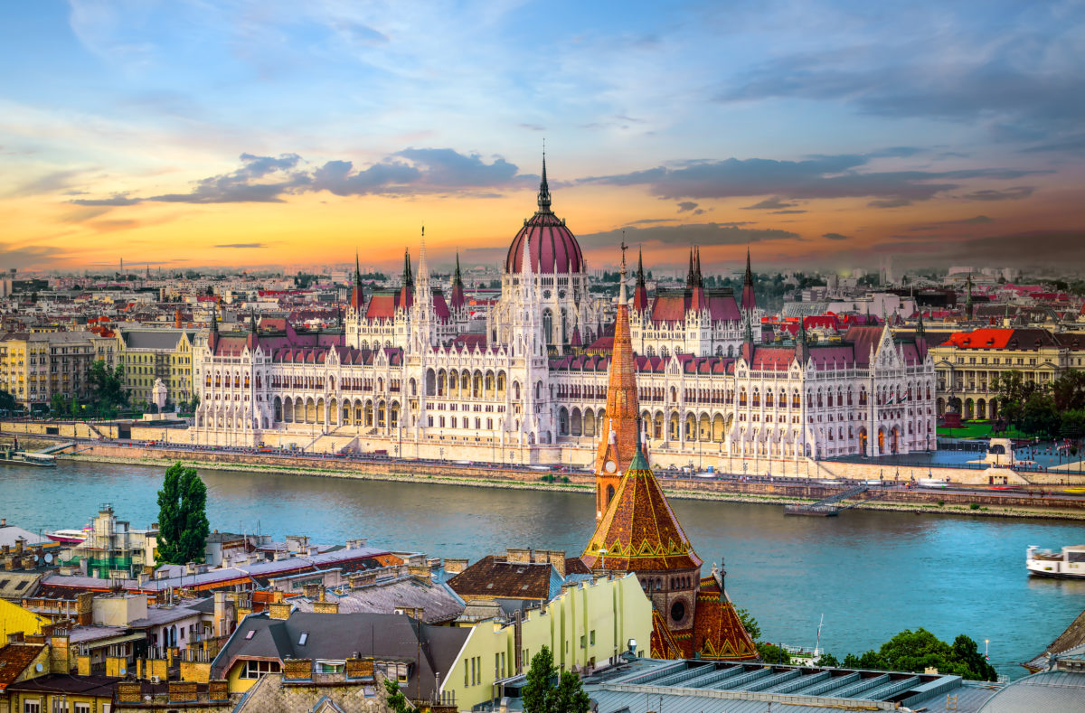 Sonnenuntergang über den berühmten Sehenswürdigkeiten von Budapest