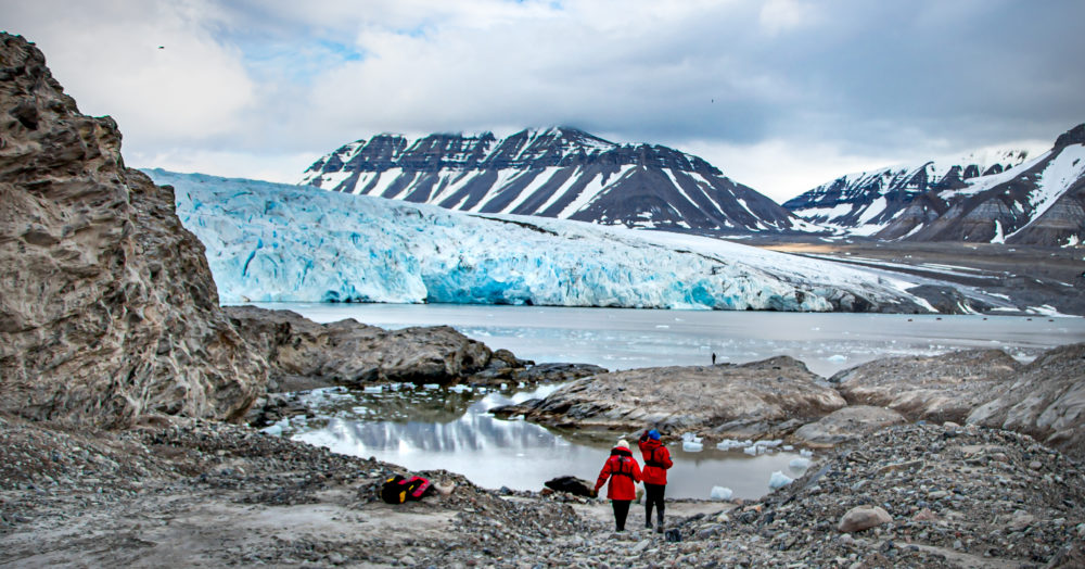 Wanderung nahe der riesigen Gletscher, Spitzbergen, Norwegen