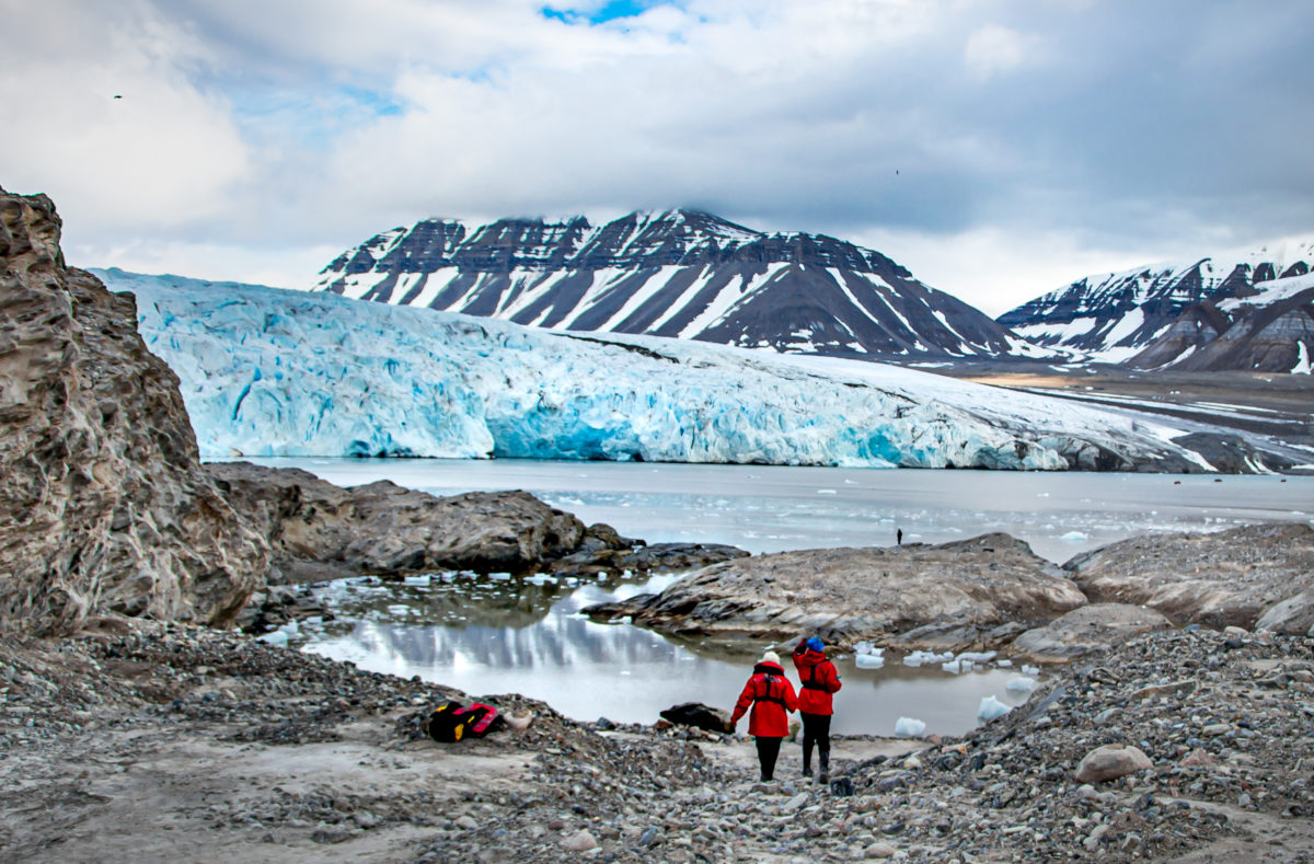 Wanderung nahe der riesigen Gletscher, Spitzbergen, Norwegen