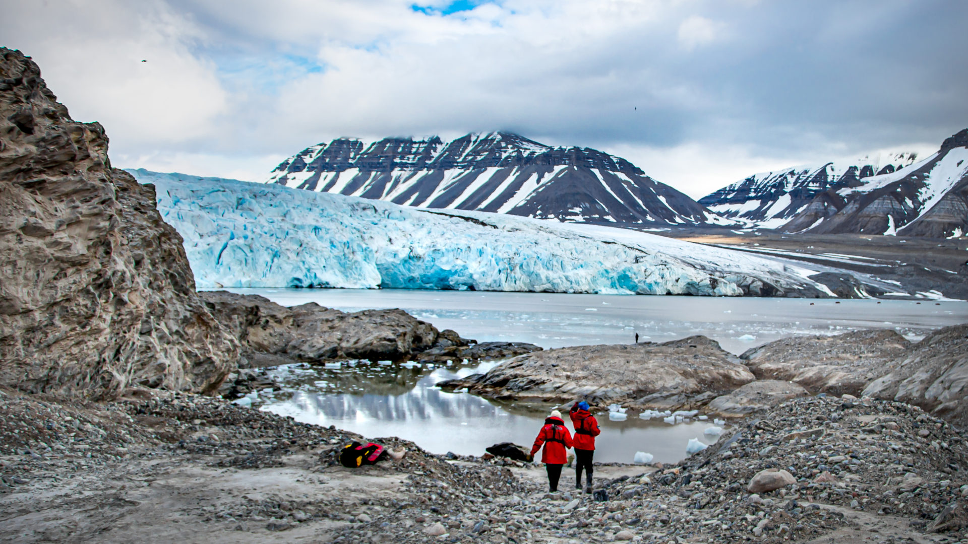 Wanderung nahe der riesigen Gletscher, Spitzbergen, Norwegen