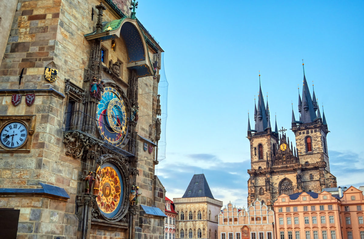Astronomische Uhr und Tyn-Kirche zu besichtigen in Prag, Tschechische Republik