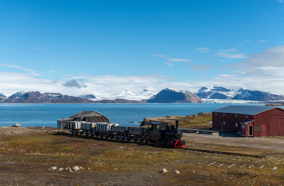 Ehemaliger Kohleabbauzug in Ny-Alesund, Spitzbergen, Svalbard