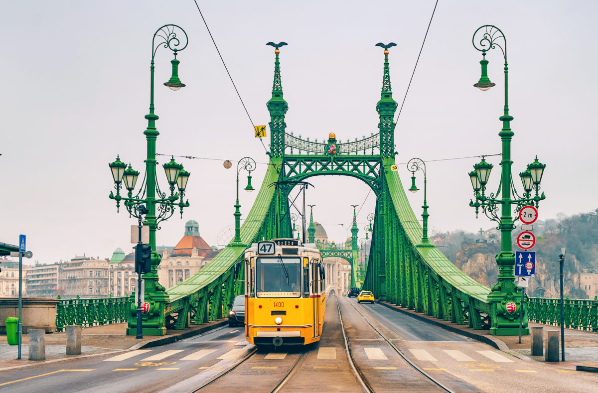 Freiheitsbrücke in Budapest beim Überqueren der Donau