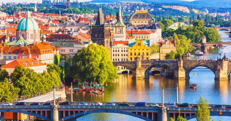 Panoramablick auf die Karlsbrücke in Prag