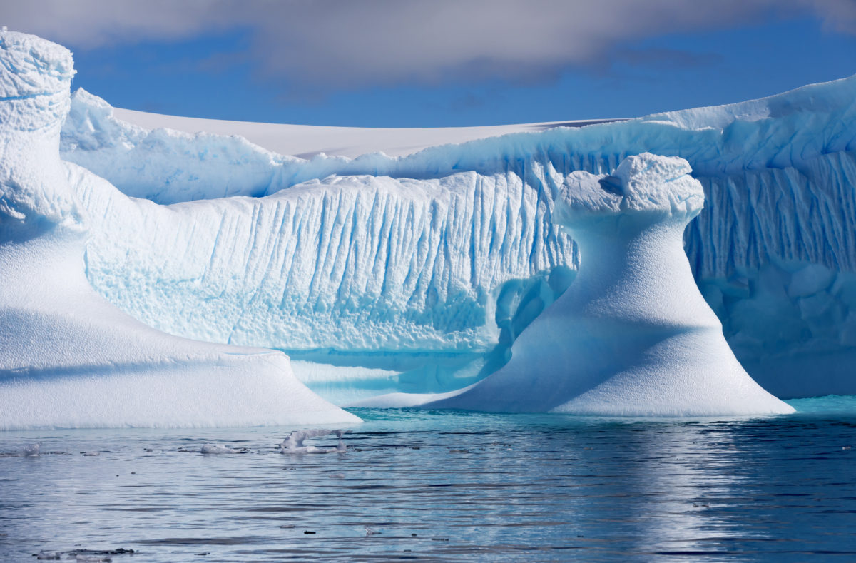 Eislandschaft und Eisberge der Antarktis