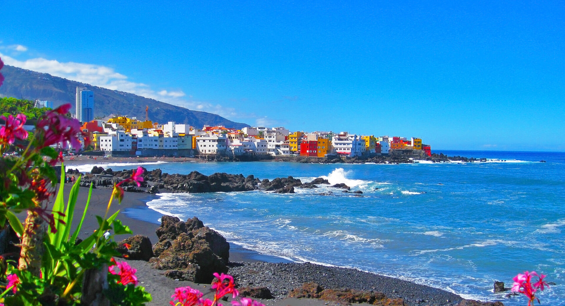 Strand von Playa Jardin mit seinem schwarzen Sand in Puerto de la Cruz, Teneriffa, Kanarische Inseln