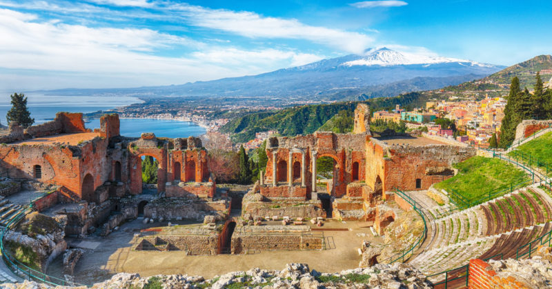 Griechisches Theater in Taormina, Vulkan Ätna im Hintergrund