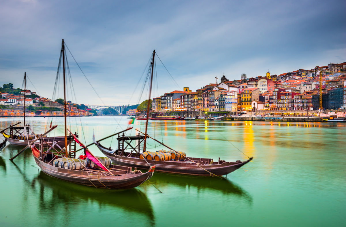 Altstadt von Porto am Ufer des Douro mit seinen traditionellen Booten Rabelo