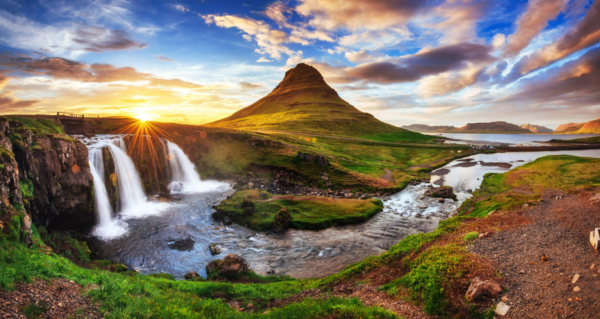 Sonnenuntergang über den Wasserfällen und Bergen von Kirkjufell, Island