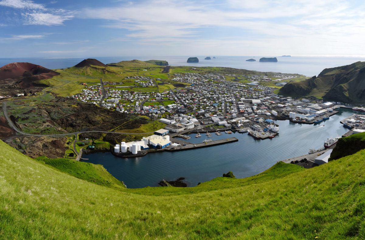  Panoramablick auf die Vestmann-Inseln in Island