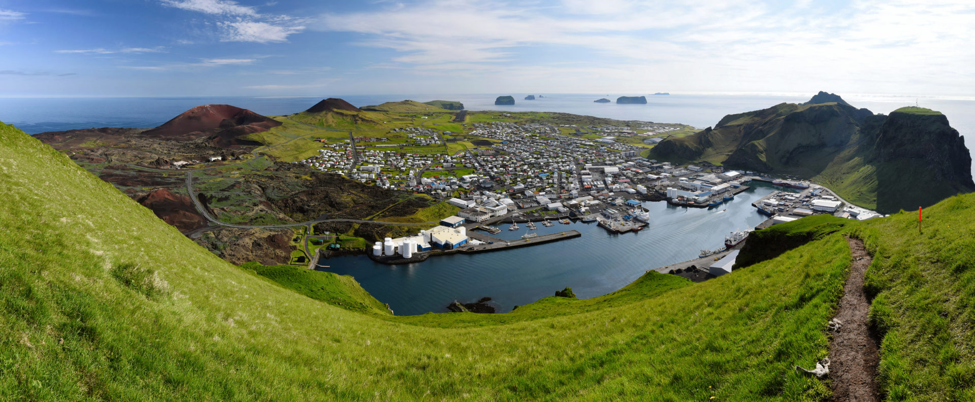  Panoramablick auf die Vestmann-Inseln in Island