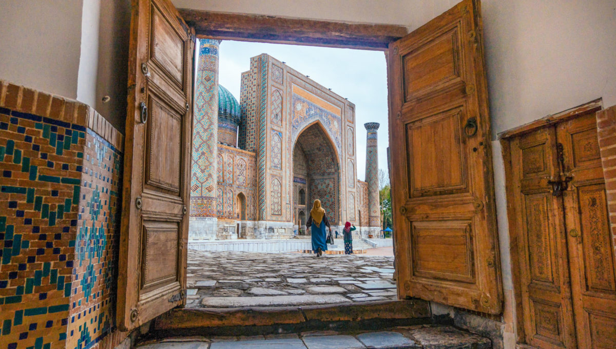 Blick auf den Registan-Platz in Samarkand, Reise nach Usbekistan