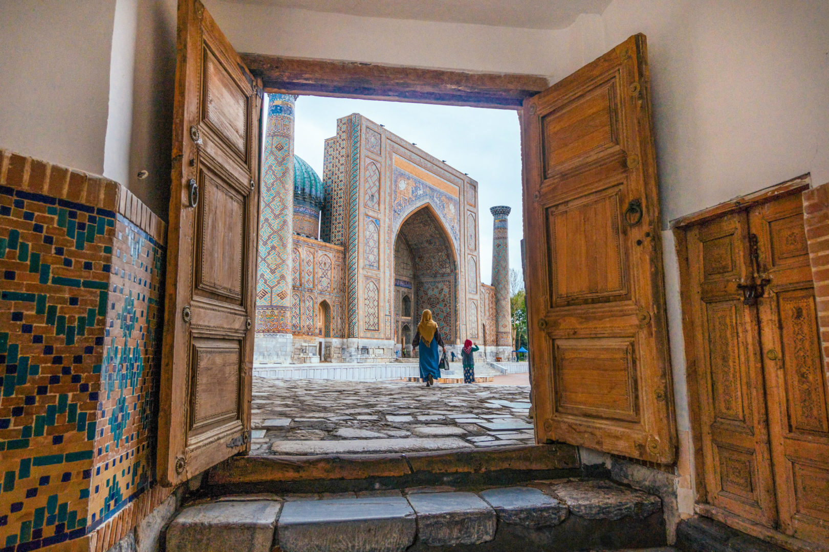 Blick auf den Registan-Platz in Samarkand, Reise nach Usbekistan