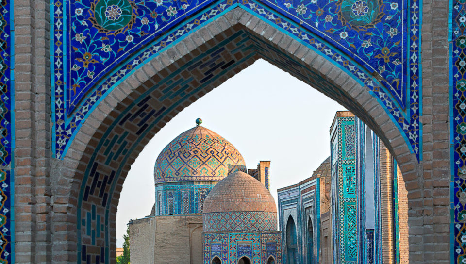 Mausoleen und Kuppeln des historischen Friedhofs Shahi Zinda in Samarkand, Reise nach Usbekistan.