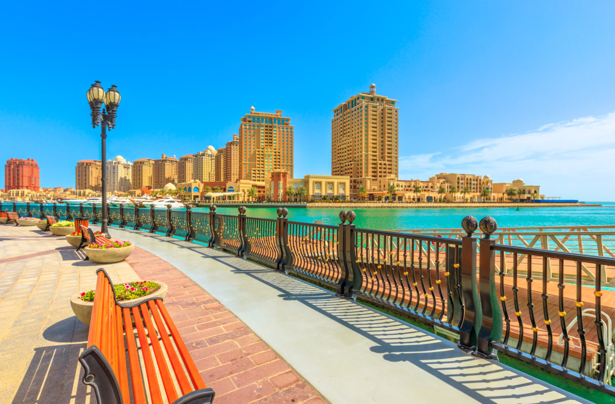 Spaziergang von der Marina in Porto Arabia zur Perle-Qatar, Doha