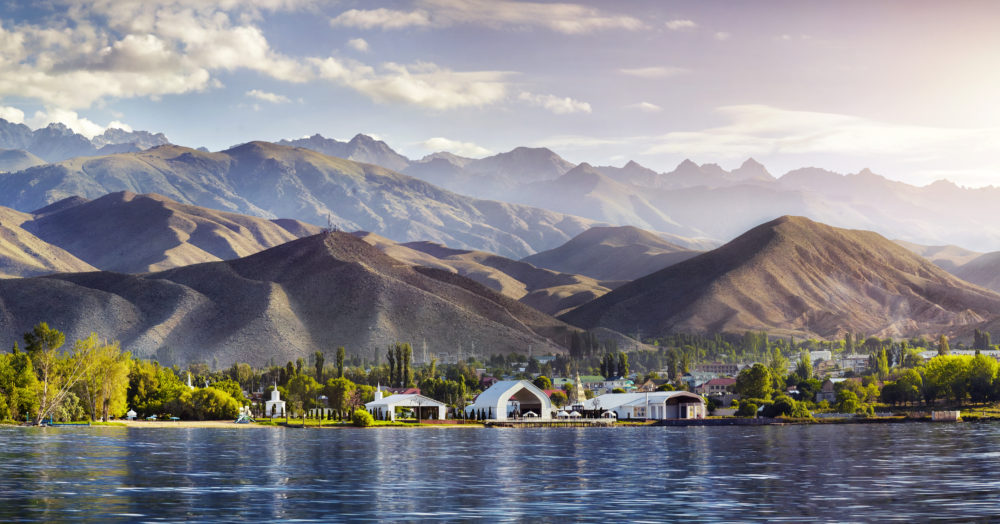 Ruh Ordo Kulturkomplex am Ufer des Issyk Kul Sees vor dem Hintergrund der Berge in Cholpon Ata, Reise nach Kirgisistan.