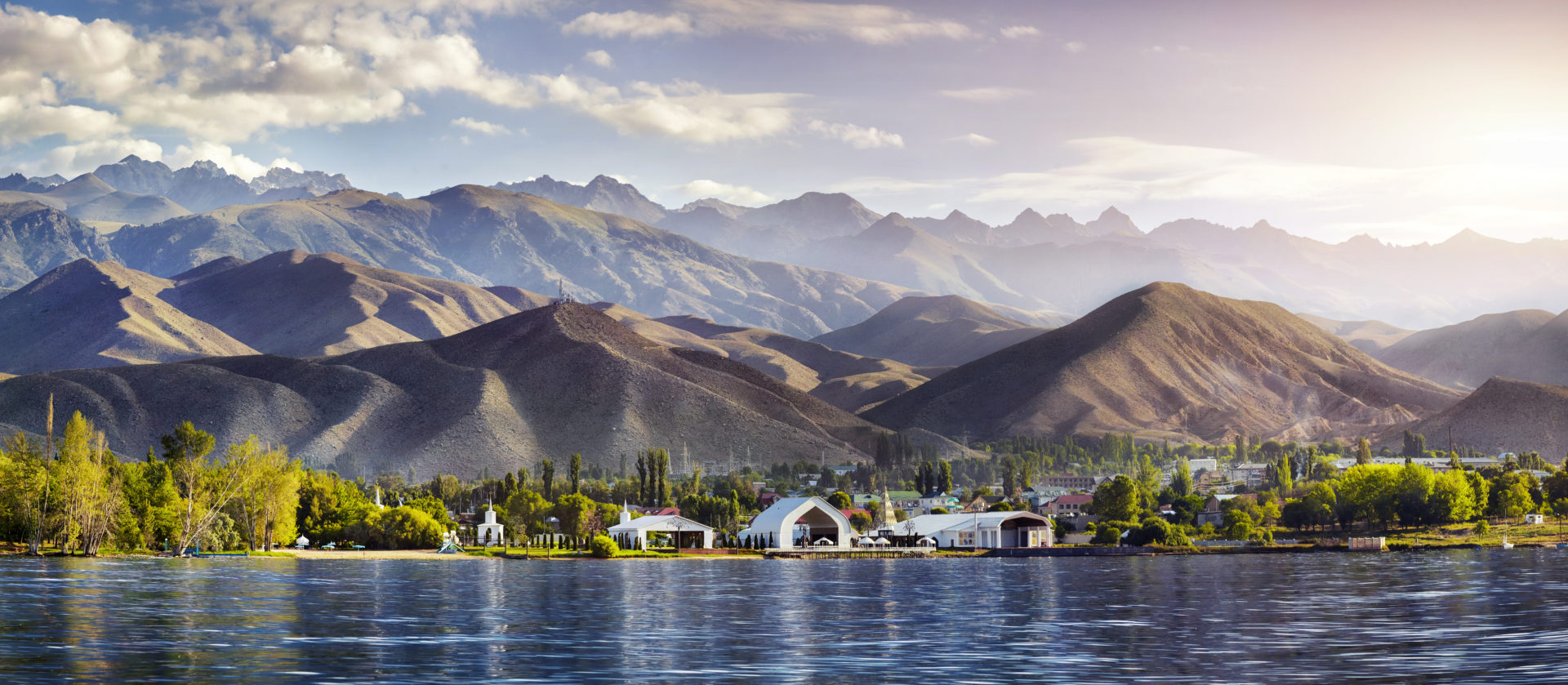 Ruh Ordo Kulturkomplex am Ufer des Issyk Kul Sees vor dem Hintergrund der Berge in Cholpon Ata, Reise nach Kirgisistan.