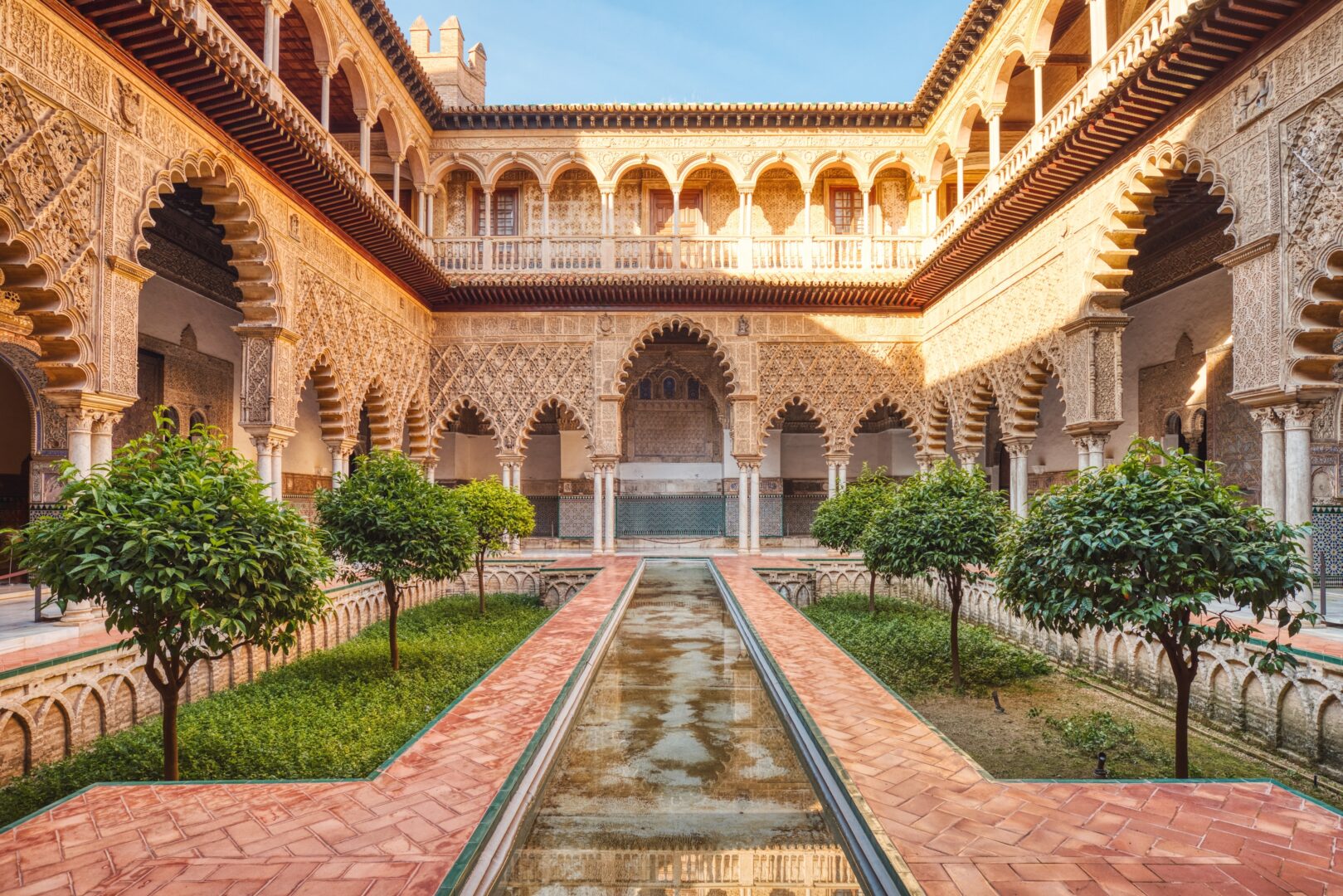 Hof im Alcazar in Sevilla, Spanien