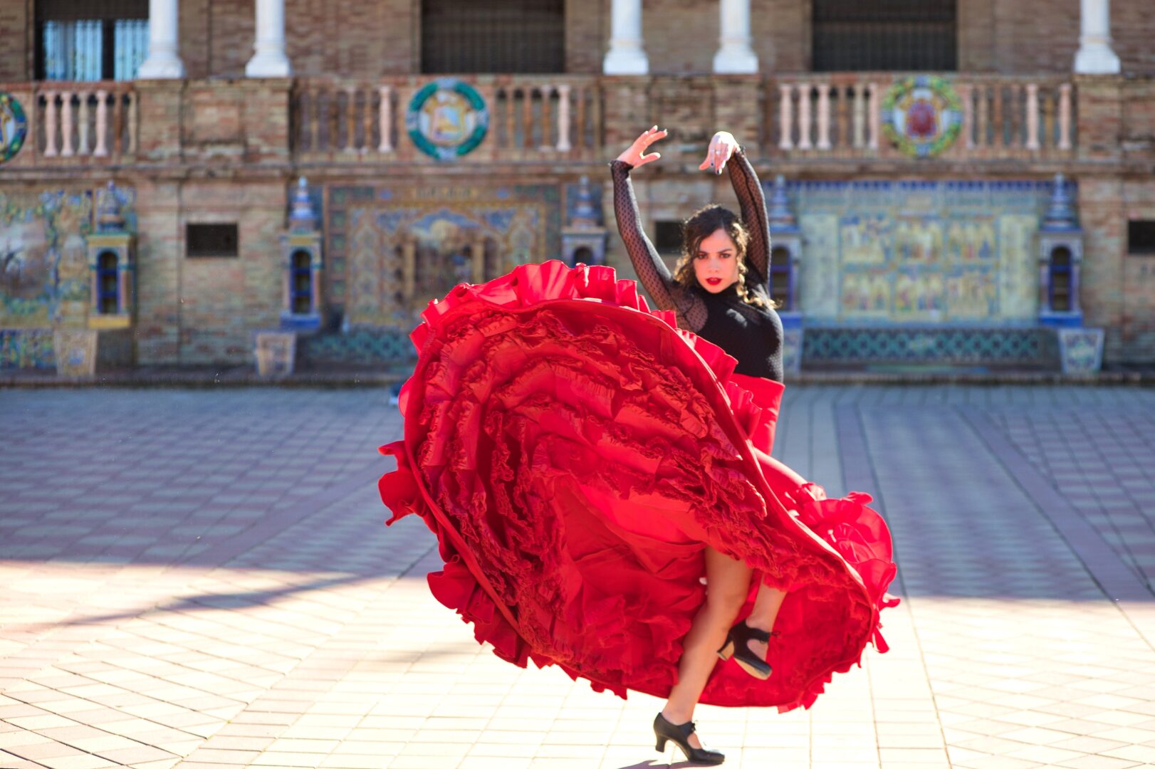 Flamenco-Tänzerin auf einem Platz in Sevilla, Spanien