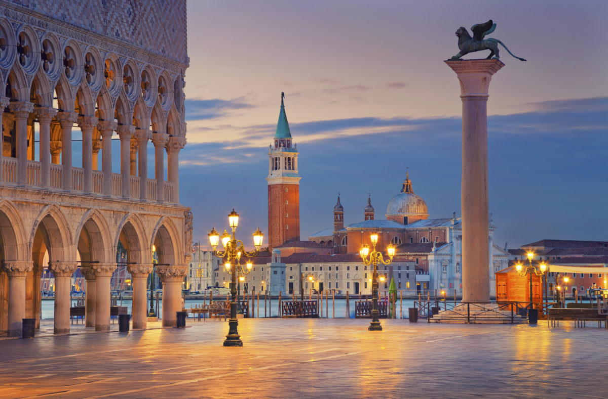 Markusplatz bei Sonnenaufgang in Venedig