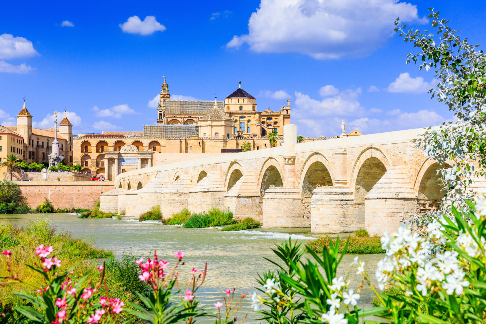 Römische Brücke und Moschee über den Guadalquivir in Córdoba, Spanien