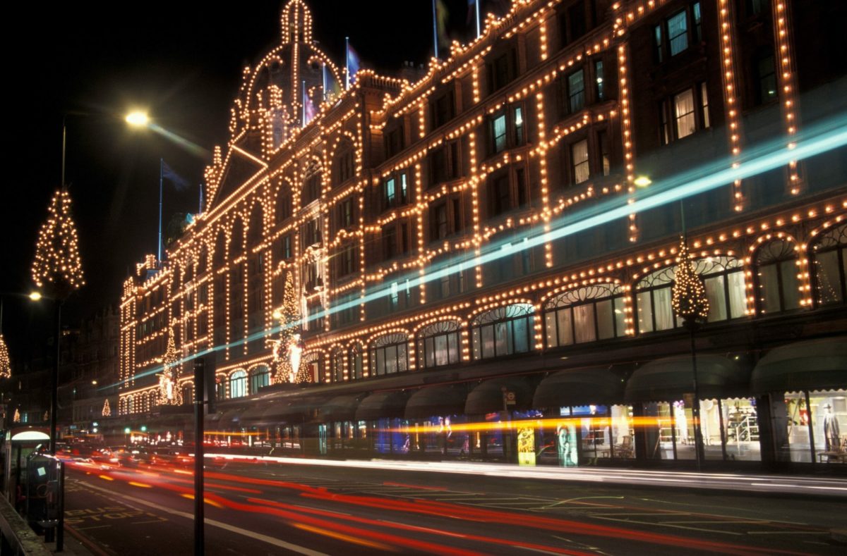 Mit Weihnachtsbeleuchtung geschmücktes Harrods-Geschäft in London