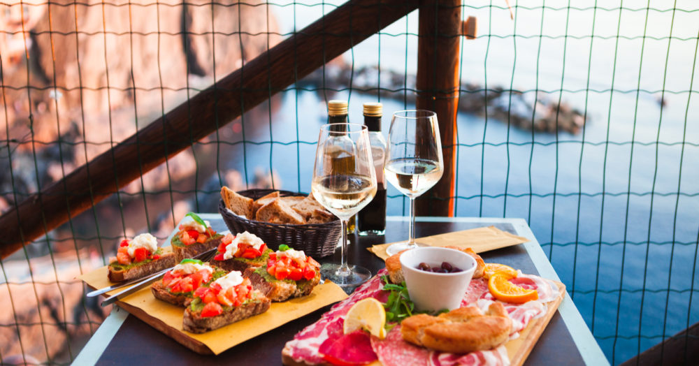 Essen am Meer mit ligurischen Spezialitäten in Cinque Terre, Italien