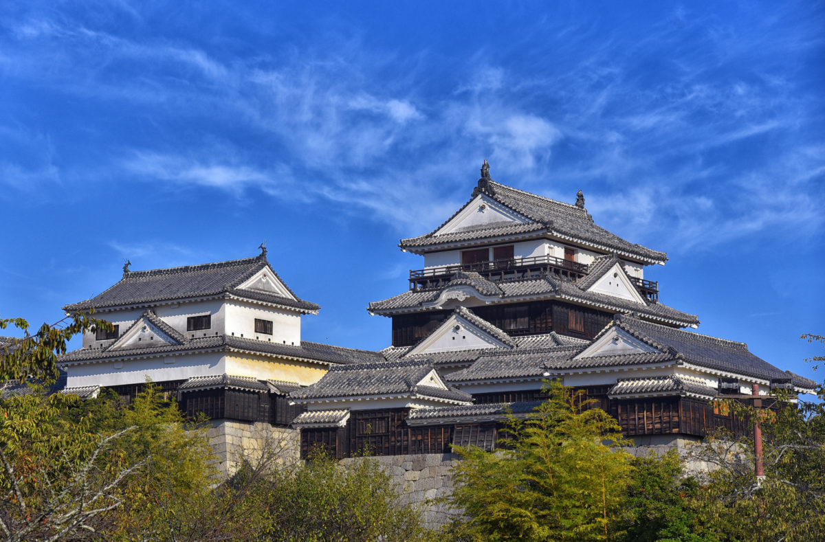 Matsuyama-Schloss zum Besichtigen in Japan