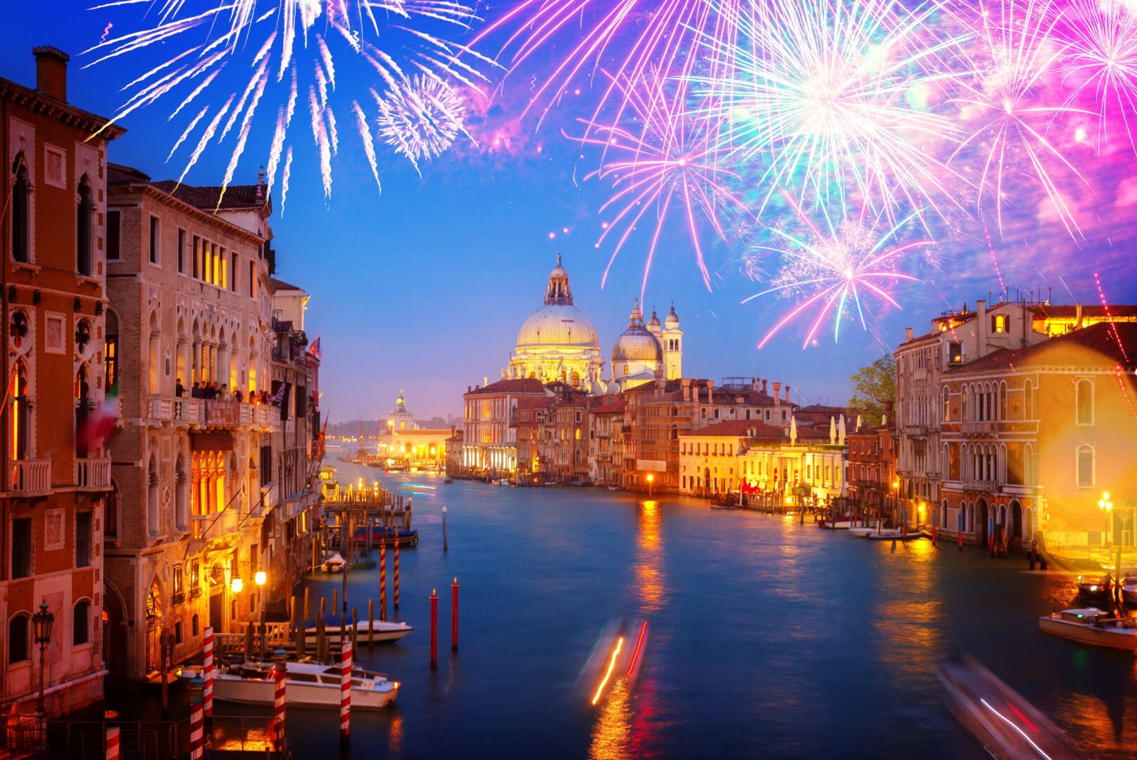 Canal Grande und Basilika Santa Maria della Salute bei Nacht mit Feuerwerk in Venedig, Italien