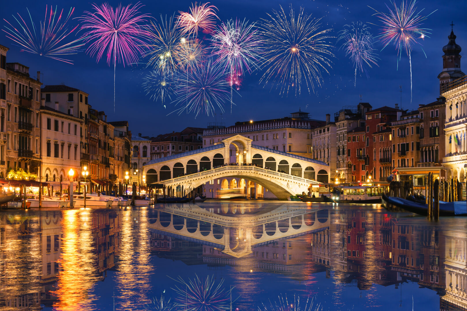 Rialto-Brücke und Canal del Grande mit Feuerwerk in Venedig, Italien