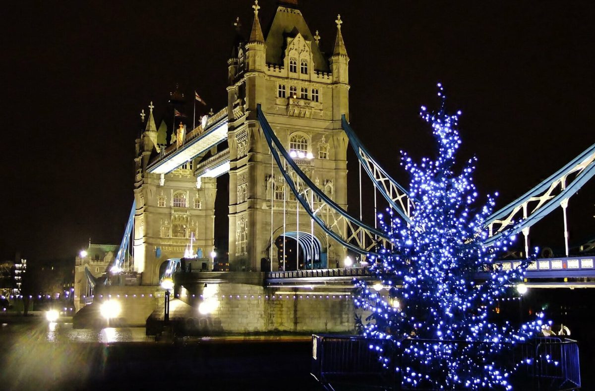 Tower Bridge nachts in London beleuchtet