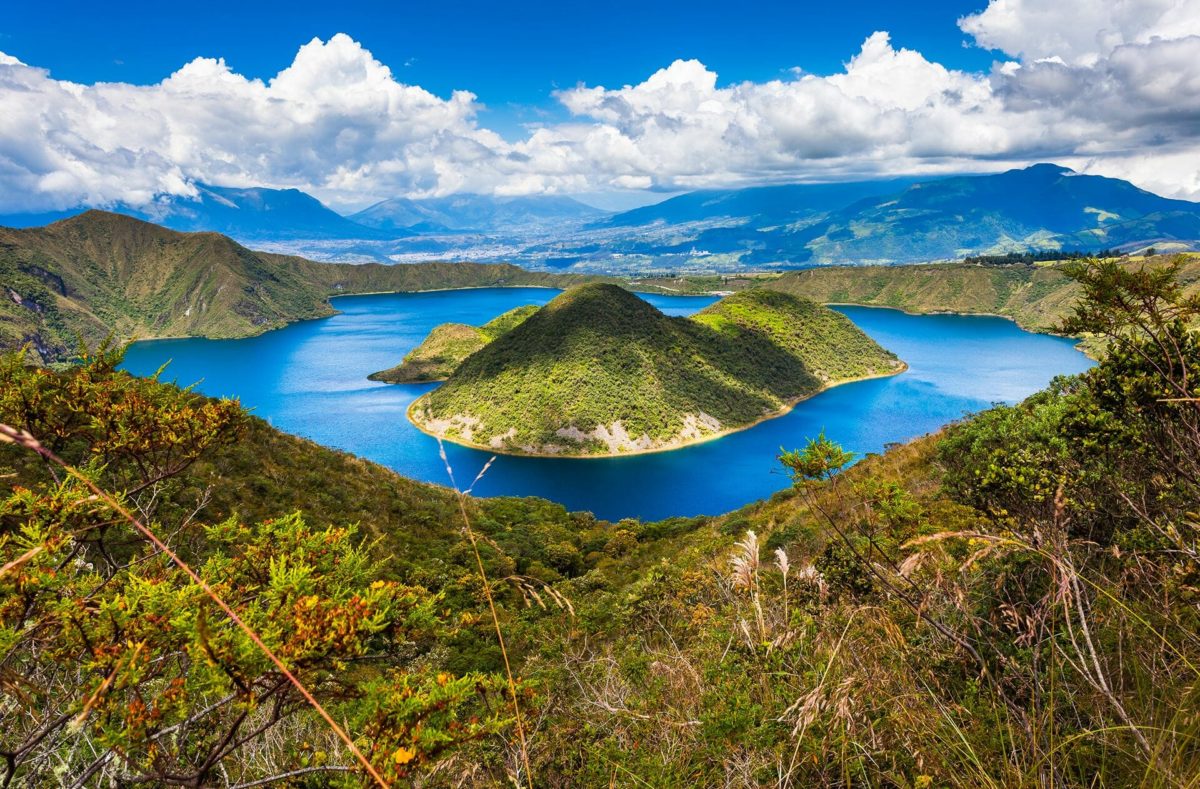 Blick auf die Cuicocha-Lagune auf einer Reise durch Ecuador