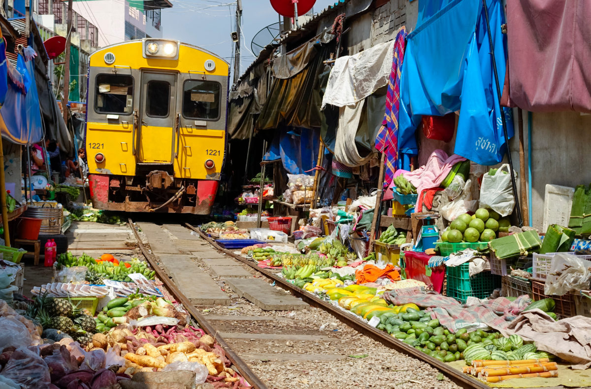Eisenbahnmarkt in Maeklong, Thailand