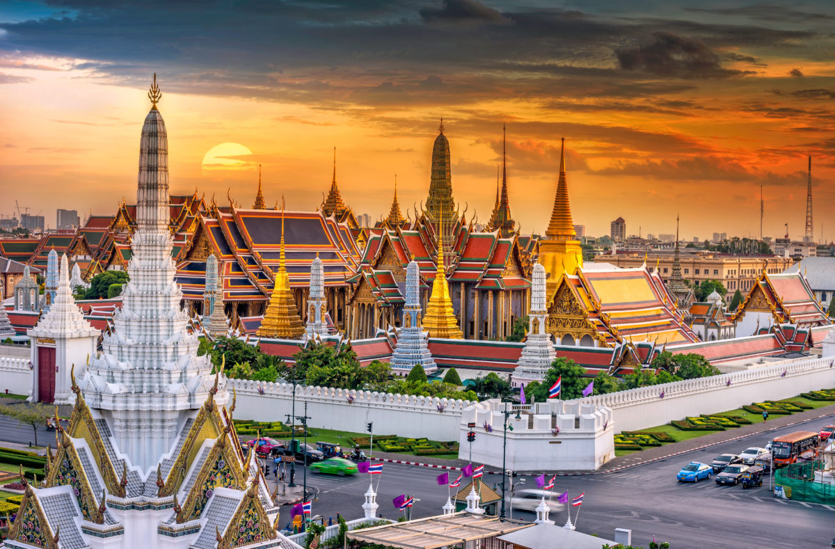 Großer Palast und Wat Phra Keaw bei Sonnenuntergang bangkok, Thailand