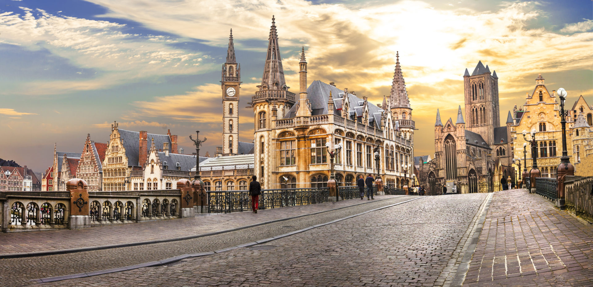Mittelalterliche Stadt Gent bei Sonnenuntergang, Belgien