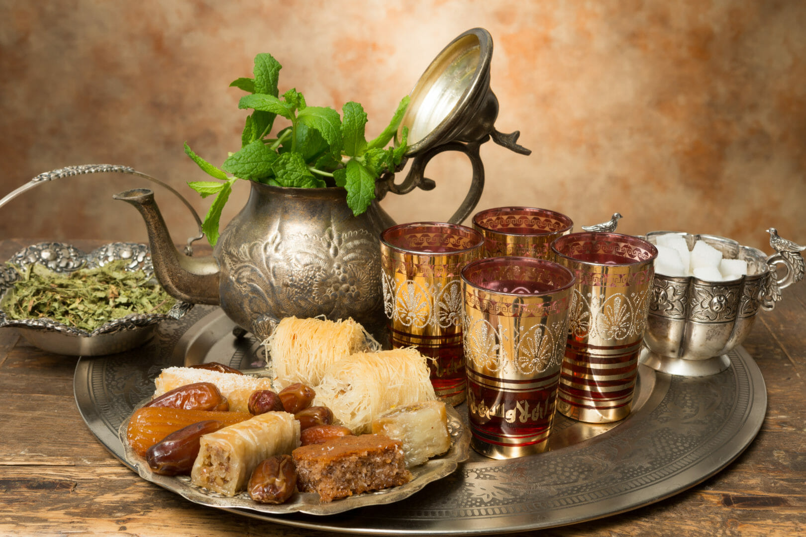 Marokkanischer Tee und Honigkekse während einer Reise nach Marokko