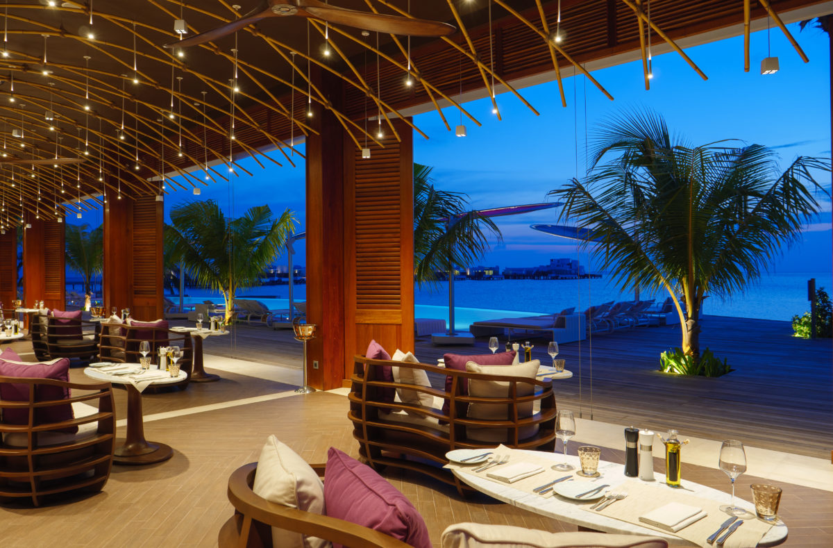 Abend im Jumeirah Maldives Olhahali Island