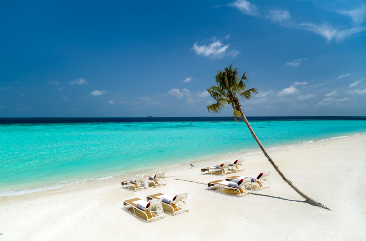 Strand und Palmen auf Jumeirah Malediven Olhahali Island