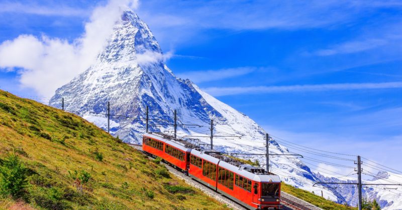 Gornergrat-Zug vor dem Matterhorn in Zermatt, Reise in die Schweiz